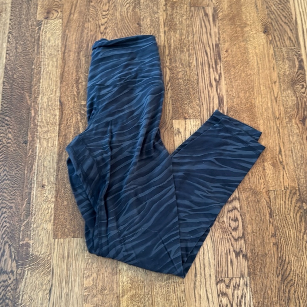 Lululemon Woman’s Striped Zebra Print Black Leggings Size 6